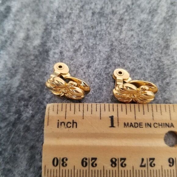 Vintage Little Flower Clip On Earrings, Gold Tone, Estate - Picture 5 of 6